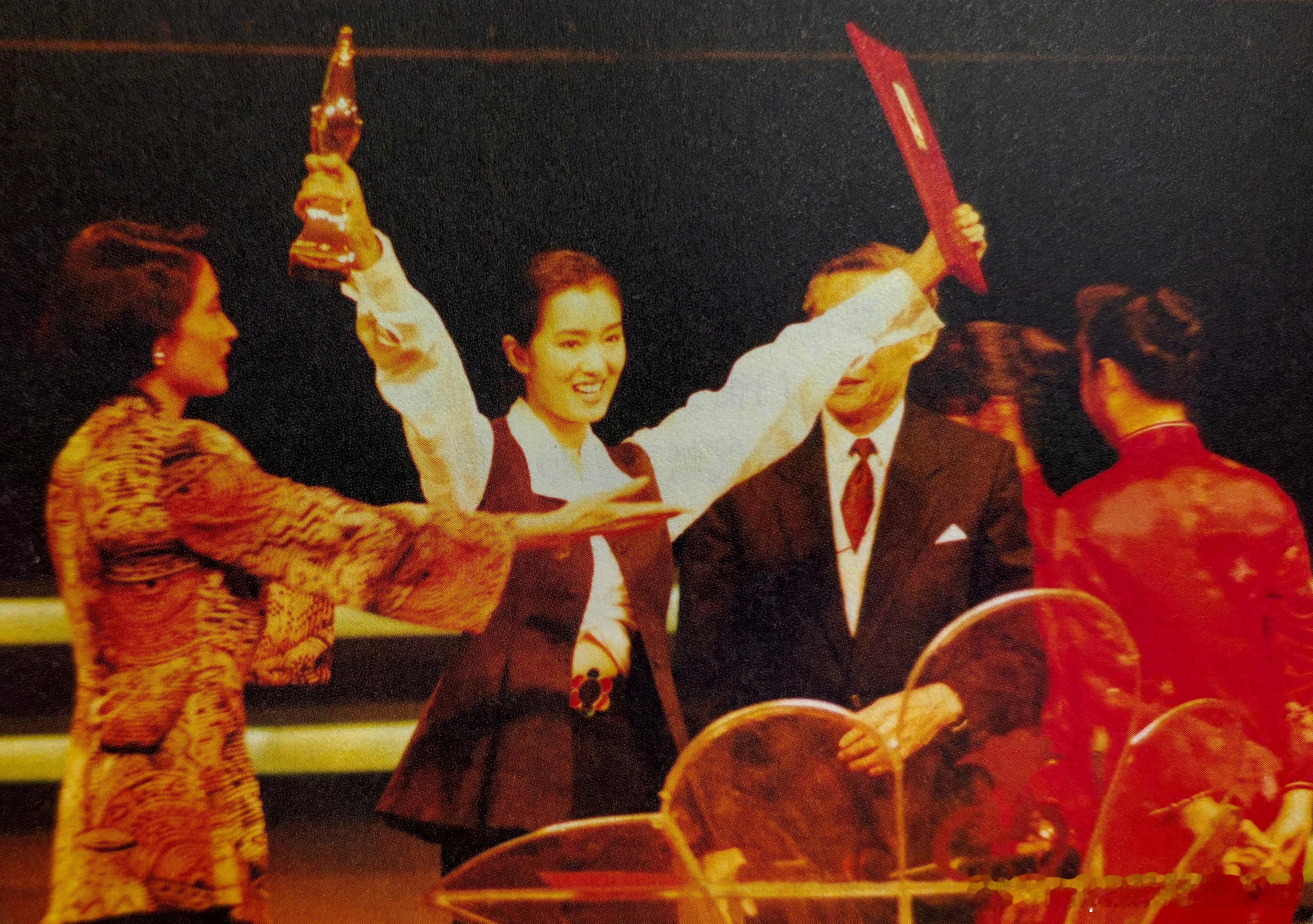 1993年8月巩俐凭借《秋菊打官司》获得第13届中国电影金鸡奖最佳女主角历史影像