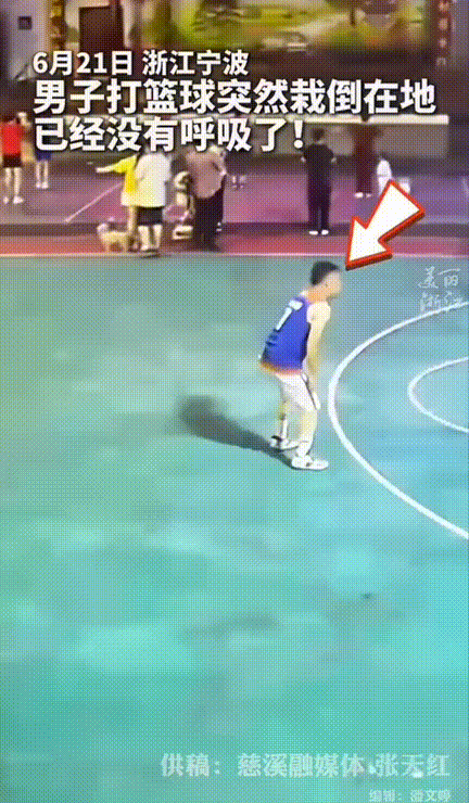 浙江宁波，几名男生在球场打篮球，一男子突然直愣愣的向后倒，“砰”的一声砸向地面，