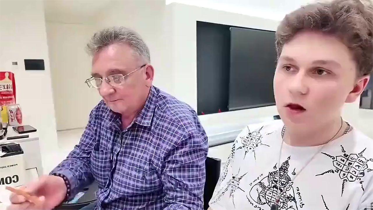 俄罗斯爸妈来成都了，一桌中国菜直接震撼他们！