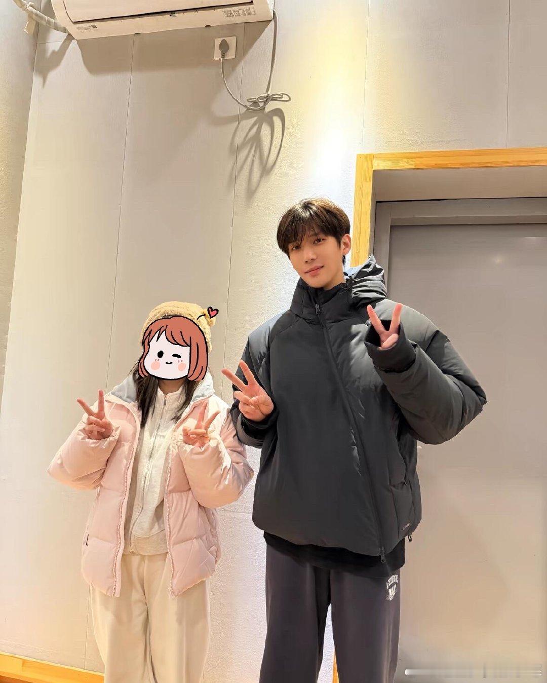 网友与王安宇合照网友和王安宇合照 网友与王安宇合照，顺毛的王哥比耶好可爱，这波线