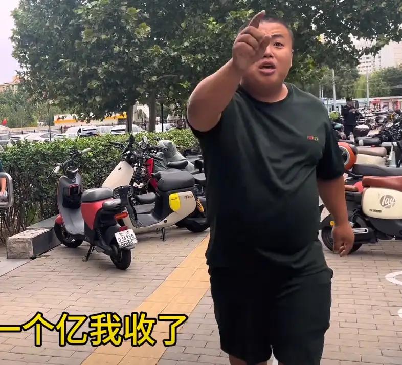 北京街头，壮汉把共享单车当积木扔满马路，挑好看的“回收”，不好看的踹翻，路人吓得