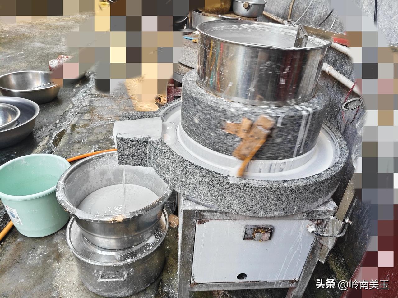 博白美食博白风味小吃 

有谁知道这是什么美食吗？

这是博白特产，现场石磨米浆
