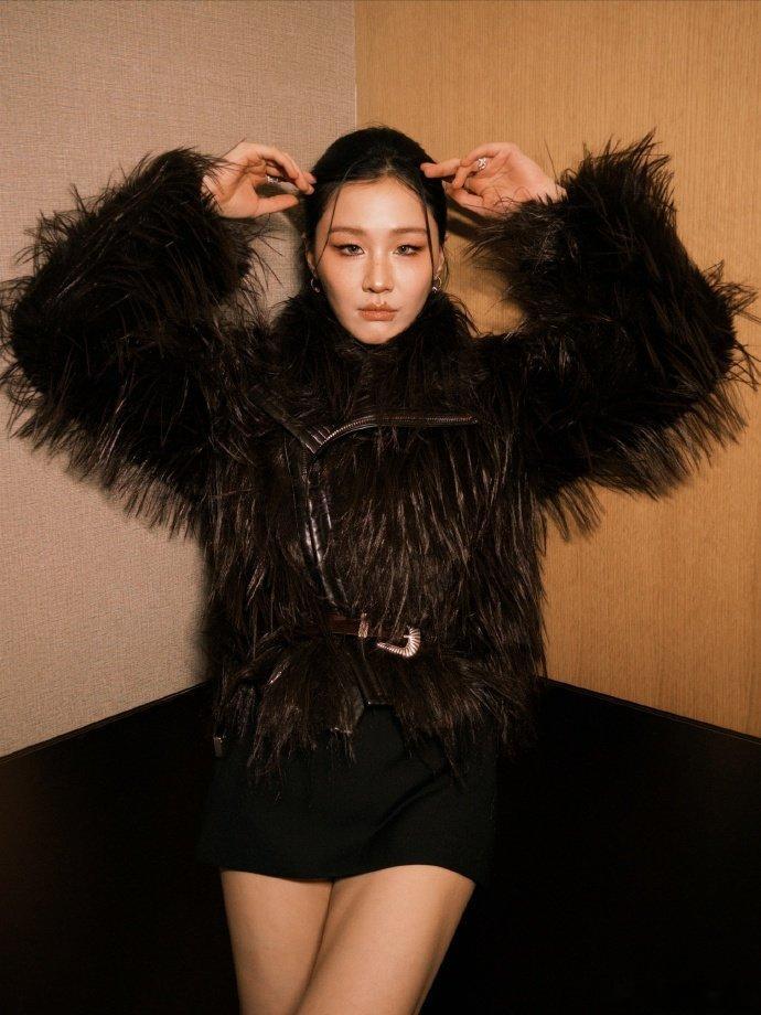 金靖33岁生日发文金靖33岁生日写真金靖33岁生日的写真，各种pose都透着满满