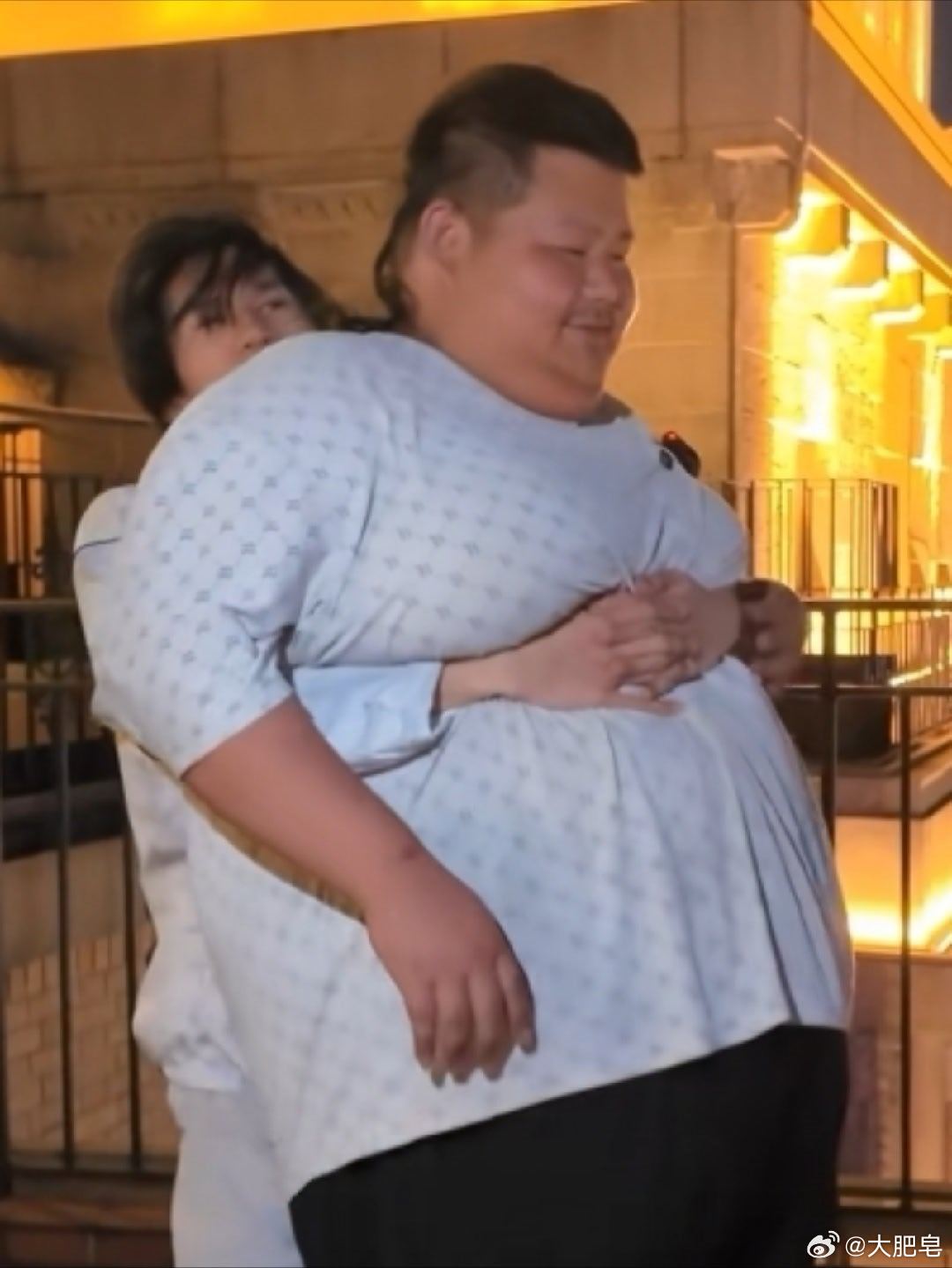 良子真成流量密码了，被网红带着勇闯和平饭店，这牙口还是好啊。列位诸公，你们去过和