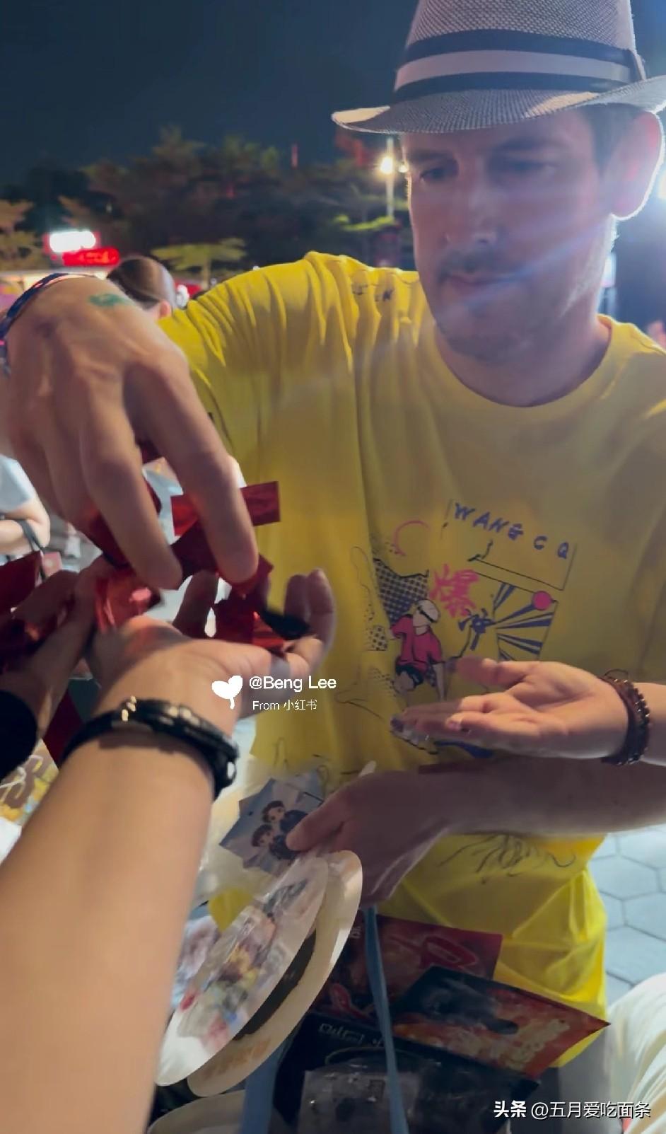 大满贯比赛结束，大家疯狂一样去抢冠军合照时代彩带。
洋薯条抢到好多像发喜糖一样给