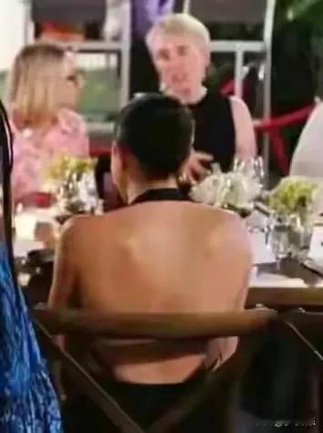 梅根聚会喜欢露个大黑脊背，这样好看吗？她之前当过演员，穿衣风格颇为大胆，加上她拥