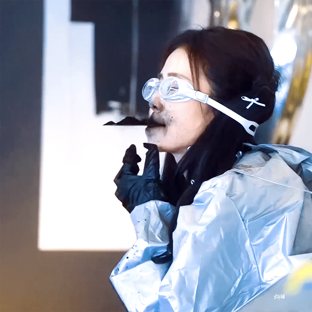 白鹿成黑鹿哈哈哈哈哈哈哈哈哈哈哈哈哈哈哈哈哈哈，笑死我了，白鹿摇身一变黑鹿～ ​