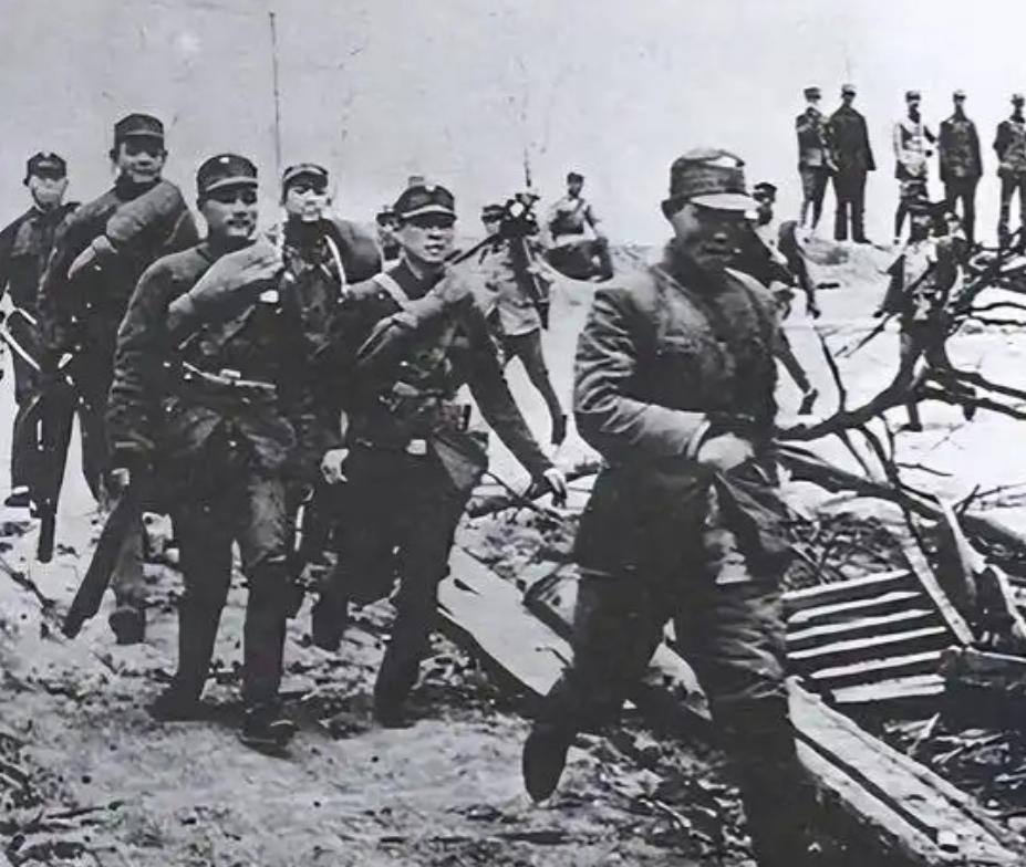 1937年，随着北平沦陷，原本负责守城的张自忠未能履行职责，被扣上了"汉奸"的帽