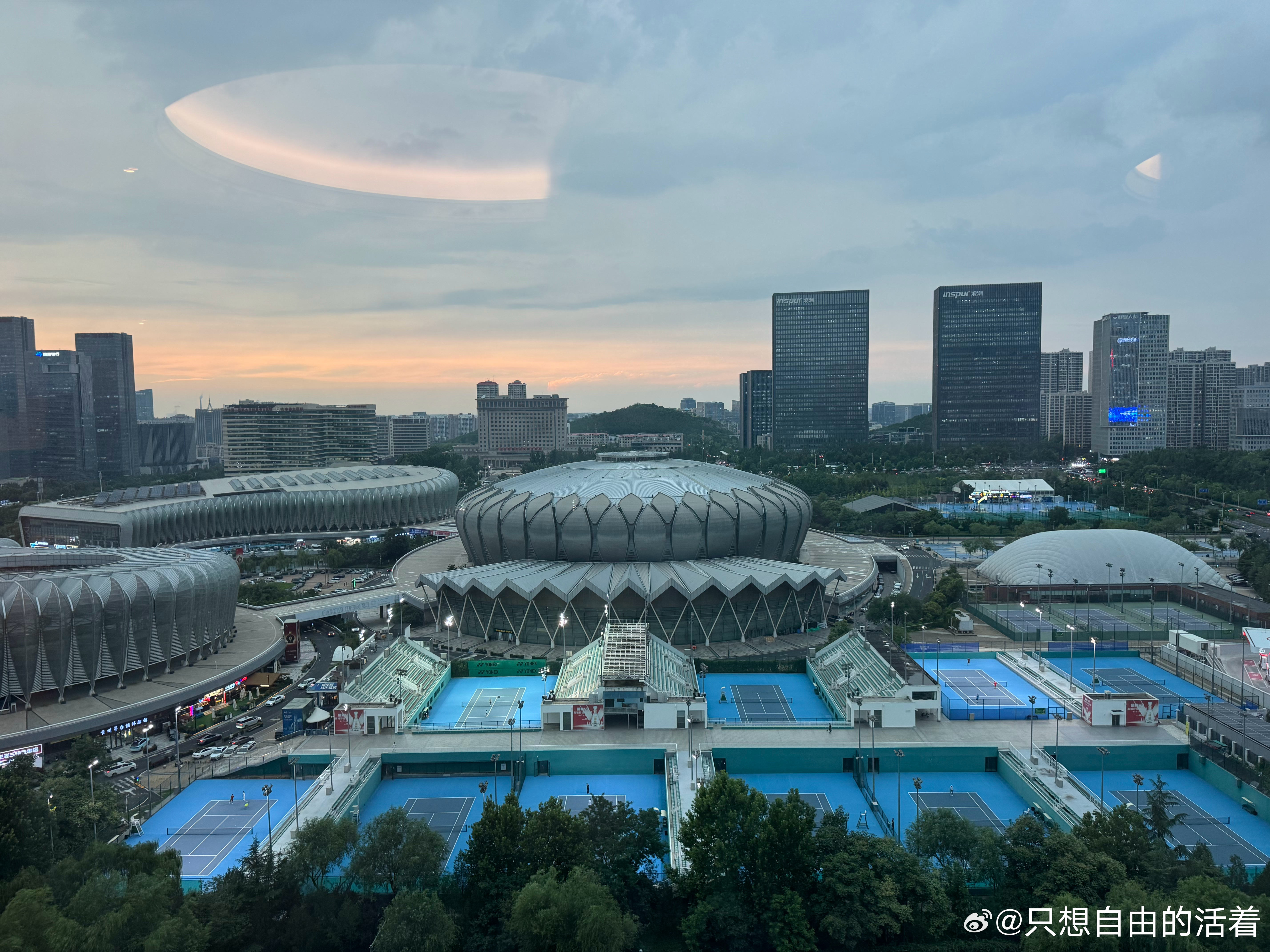 打开窗户看到网球场 心情都变好啦 济南·济南奥林匹克体育中心