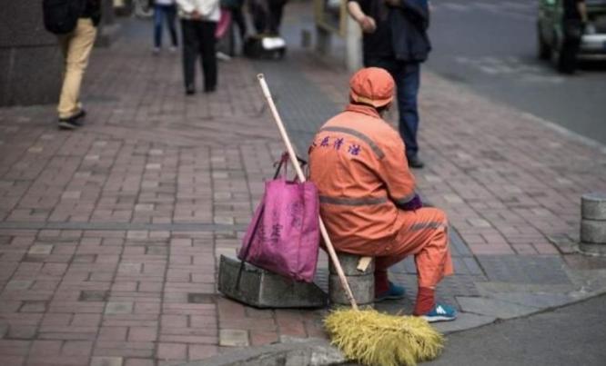 贵州铜仁，女清洁工在路边休息了一下，被罚款500元，她不服，找领导大吵了一架，领