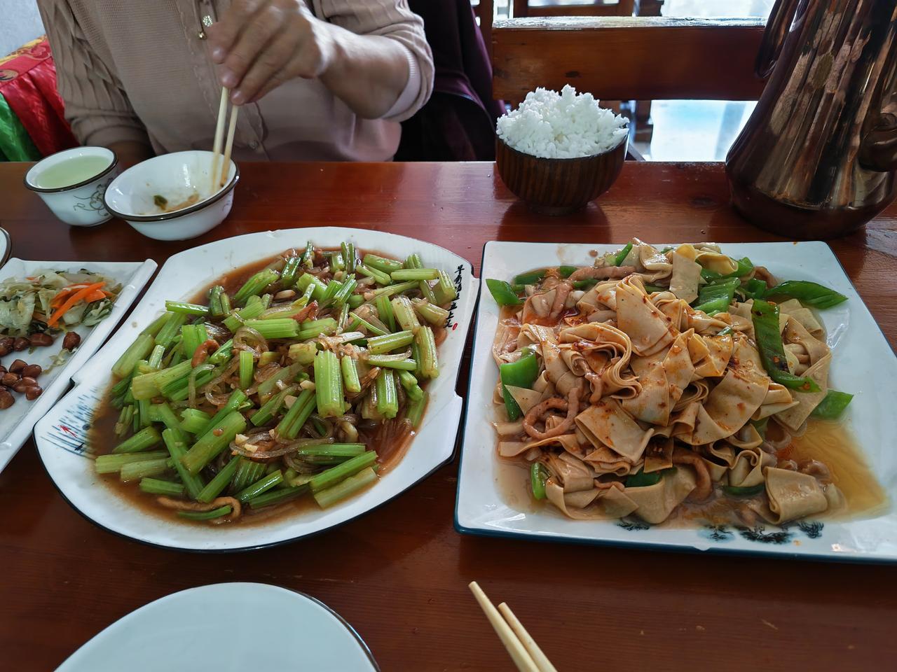 每到冬季老伴儿的老寒腿就会发病，前些日子听说克旗的热水塘镇有温泉，而泡温泉可以缓