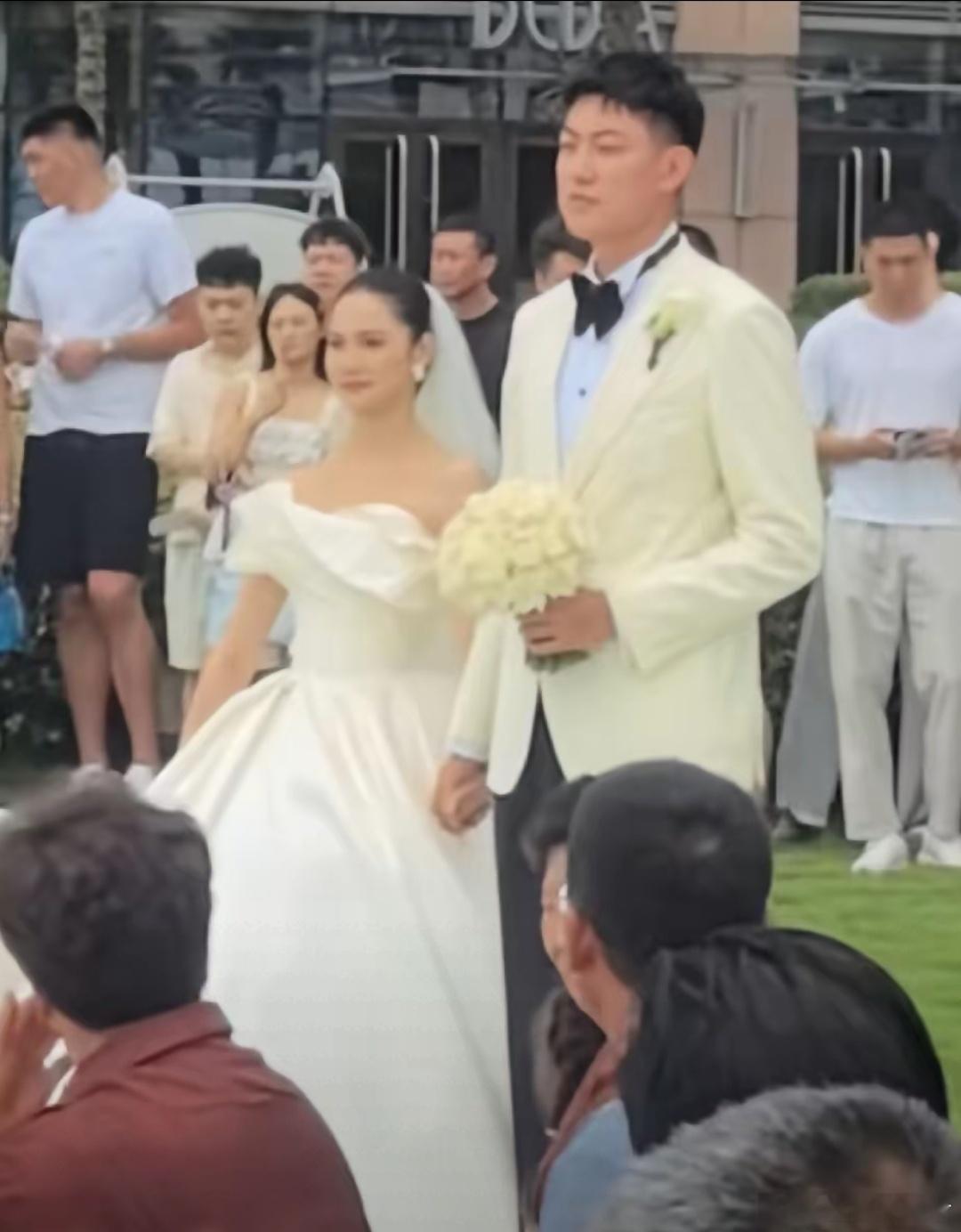 休赛期CBA的结婚的球员很多哈，山西男篮焦海龙也结婚了，恭喜恭喜！cba