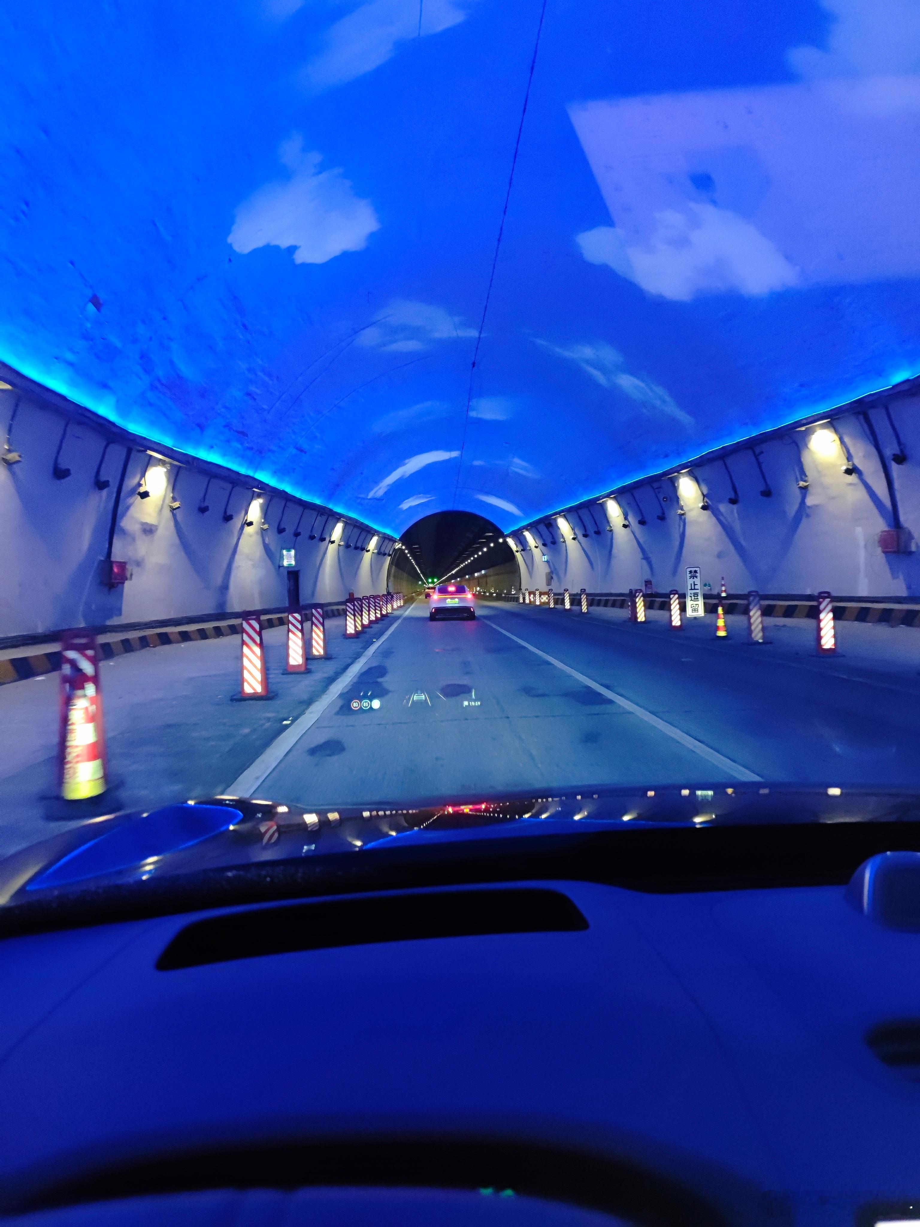 穿秦岭一路隧道，喜欢这种雨后云雾缭绕的感觉，第一次来到紫阳县，每年打卡几个陕西小