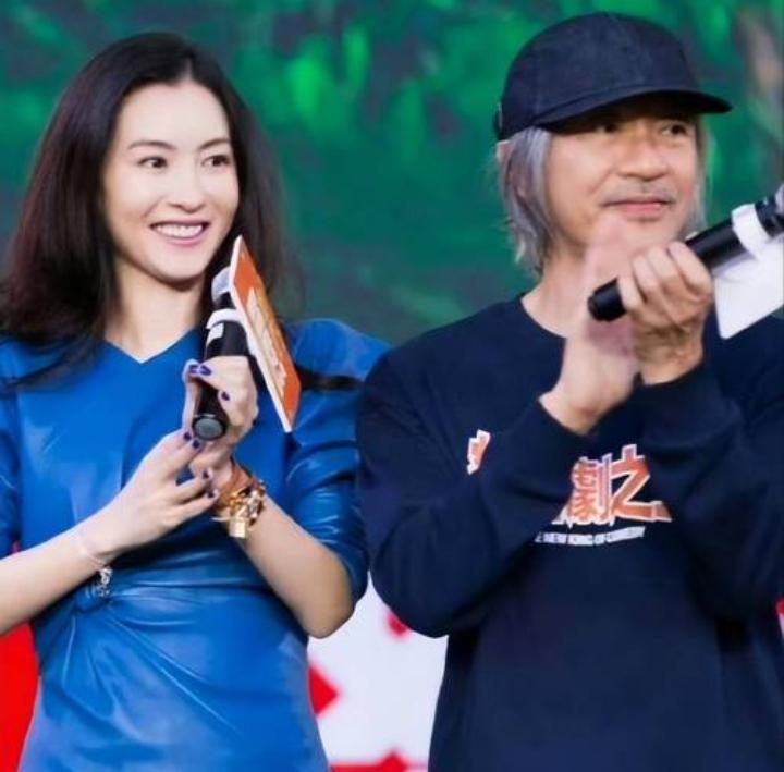 周星驰和张柏芝友谊深厚不是没道理。1998年，他们因《喜剧之王》结缘，星爷一手捧