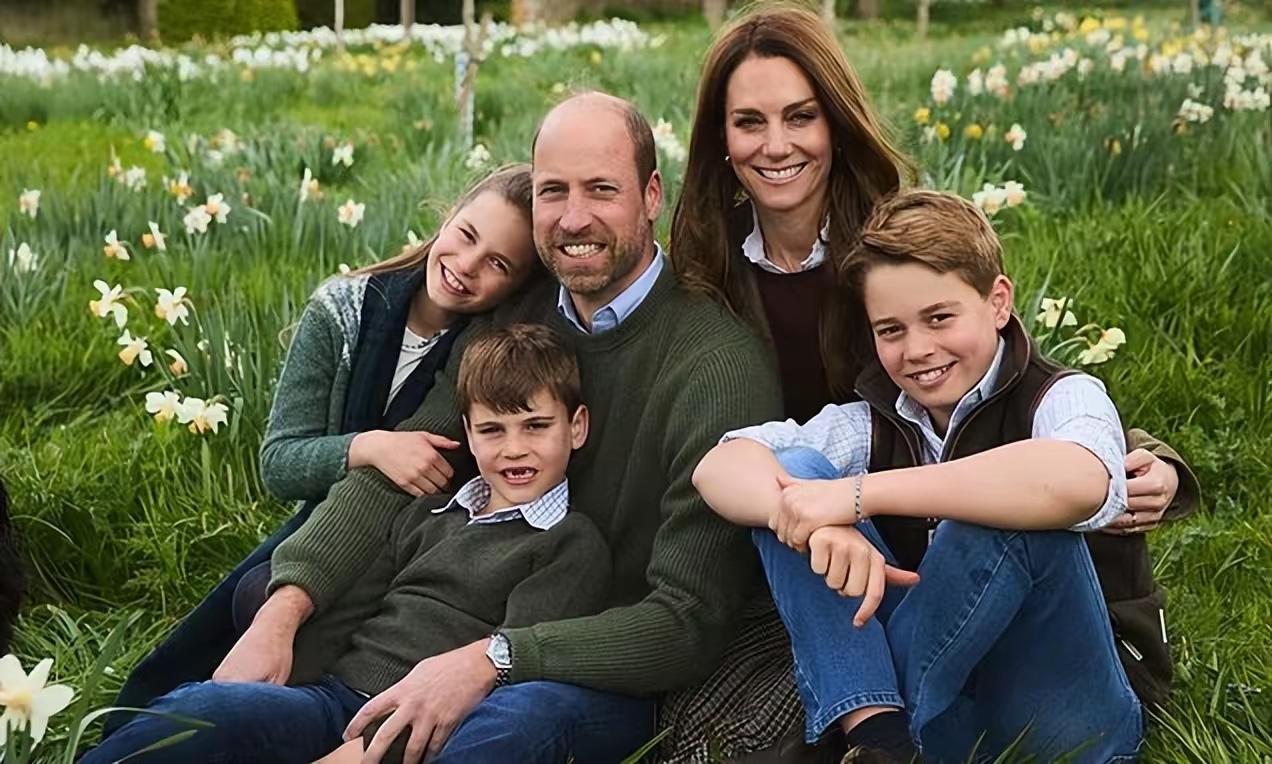 威廉一家&哈里一家的圣诞贺卡新鲜出炉[奸笑]
哥哥是秋天拍的全家福，正气、甜美、