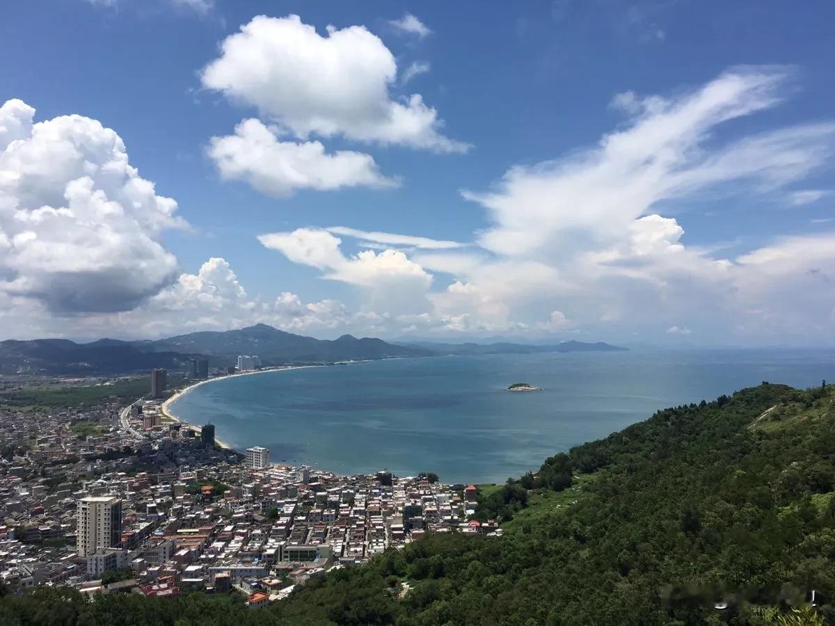 十一国庆黄金周，惠州有4个地方千万不要去。
1、双月湾
2、巽寮湾
3、十里银滩