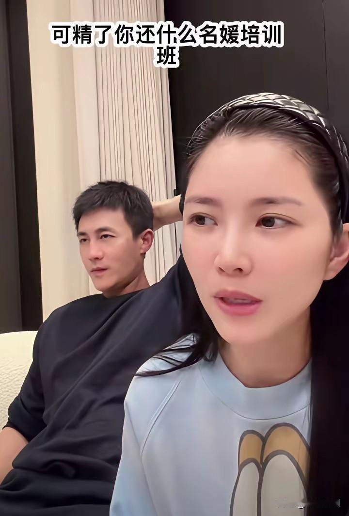 明星钟情网红，天王嫂皆出自名媛培训班？

近日，杜淳老婆王灿在直播间否认：哪有名