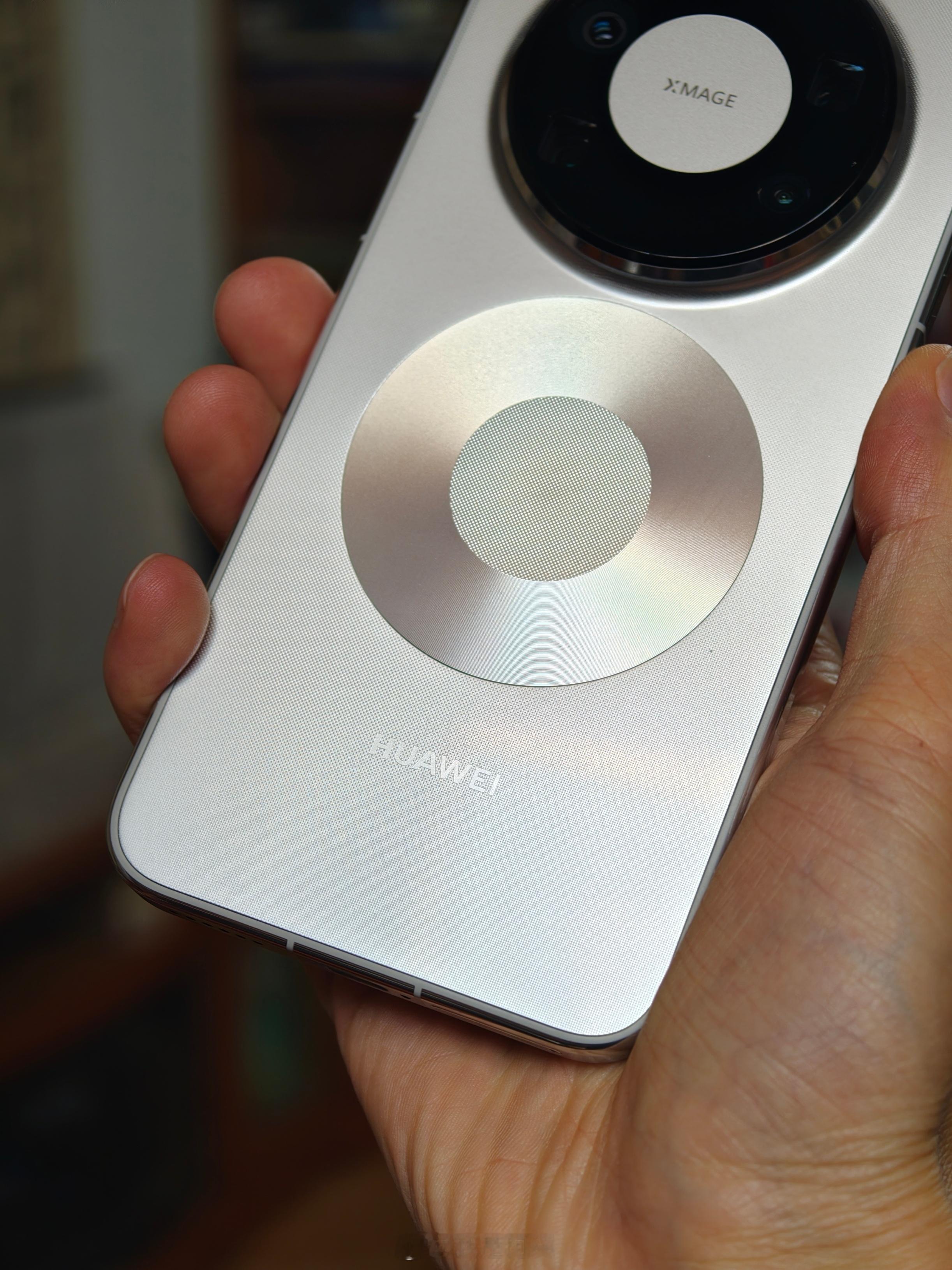 希望今年下半年的旗舰机学学华为多来点全金属机身吧，全机身的质感真的非常棒。 