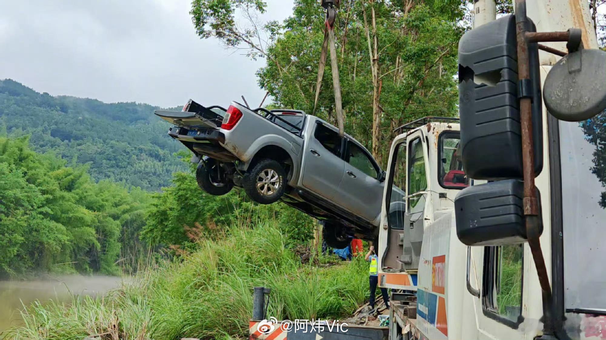 【广西车辆坠河致10人遇难】据广西环江县有关部门消息，环江“5·16”过桥车辆坠
