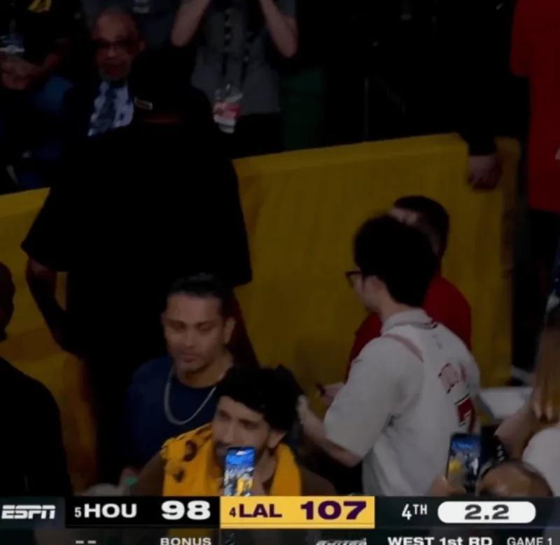 火箭这一场球，打的，气的是杜兰特比赛还没结束，就起身走回了更衣室。
火箭打的是什