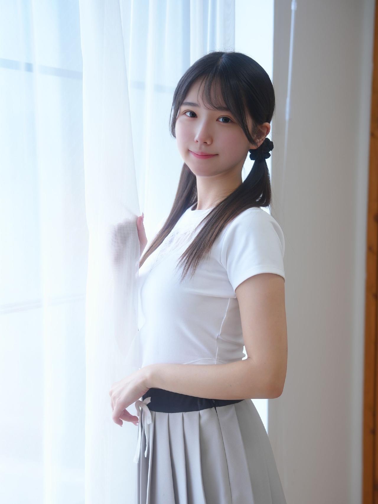 轻纱拂面，笑靥如花。