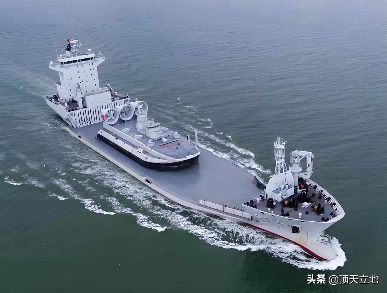 军迷社区——711型军用半潜船
这是我海军的“海上平板车”，是现役唯一一艘军用半