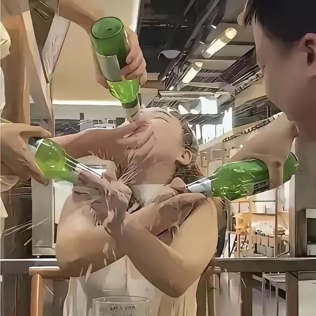 这一幕出现在一名女大学生的校园视频中，打着“劝酒活跃气氛”的幌子，就是不让你喝的