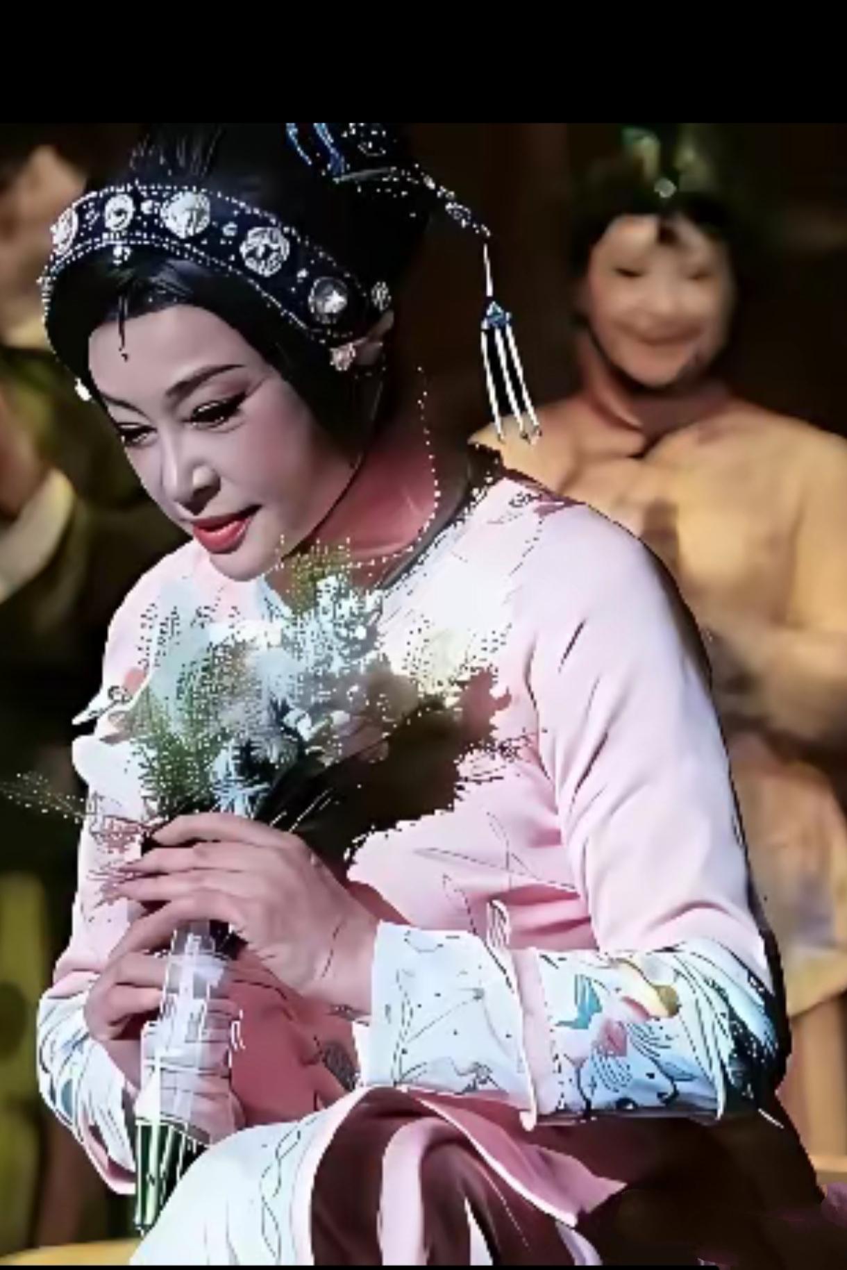 你们相信吗！一个76岁的老人全国各地巡演236场。谢幕时跪下给不愿离去的观众致以