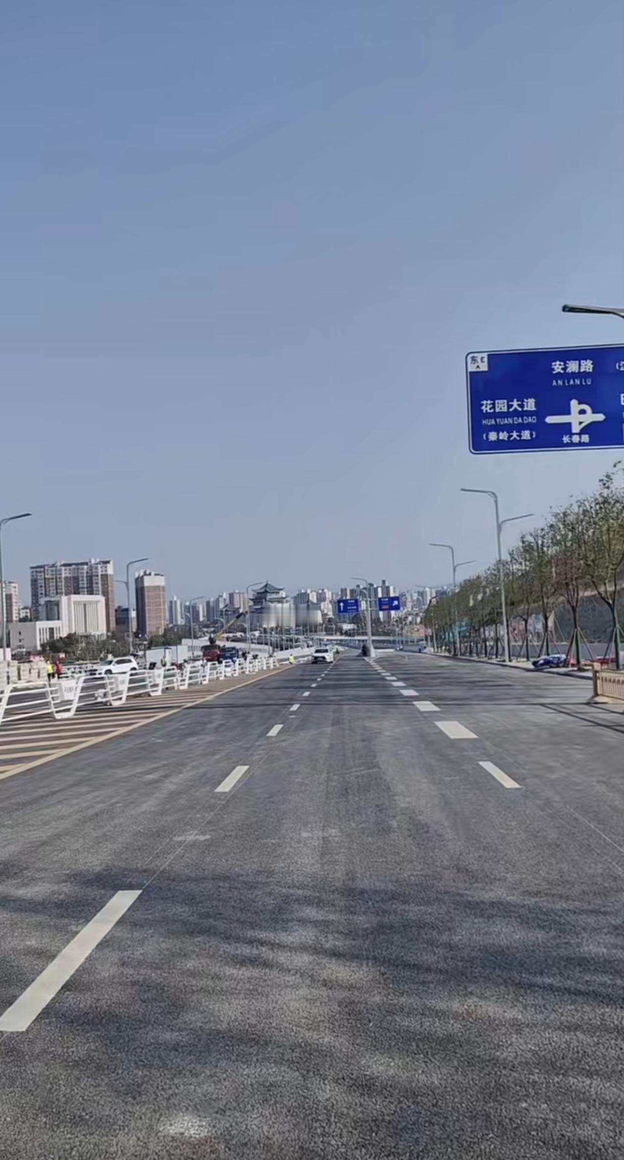 安康的这条新路快要通车了，看着美得很，这就是长春大道连接七里沟立交桥，这条路桥一
