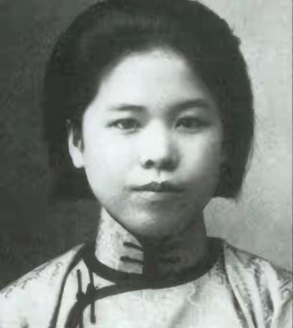 铁骨红梅：谢葆真狱中绝食的血色悲歌
 
1947年，她绝食22天，狱卒扒下她裤子