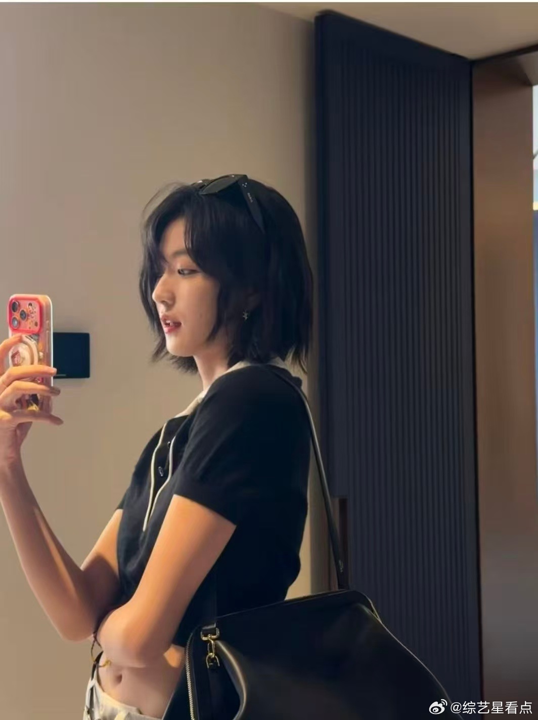 谁给孙千王安宇递个本子 谁给孙千王安宇递个本子，这两张脸的同框妥妥的就是高干文学