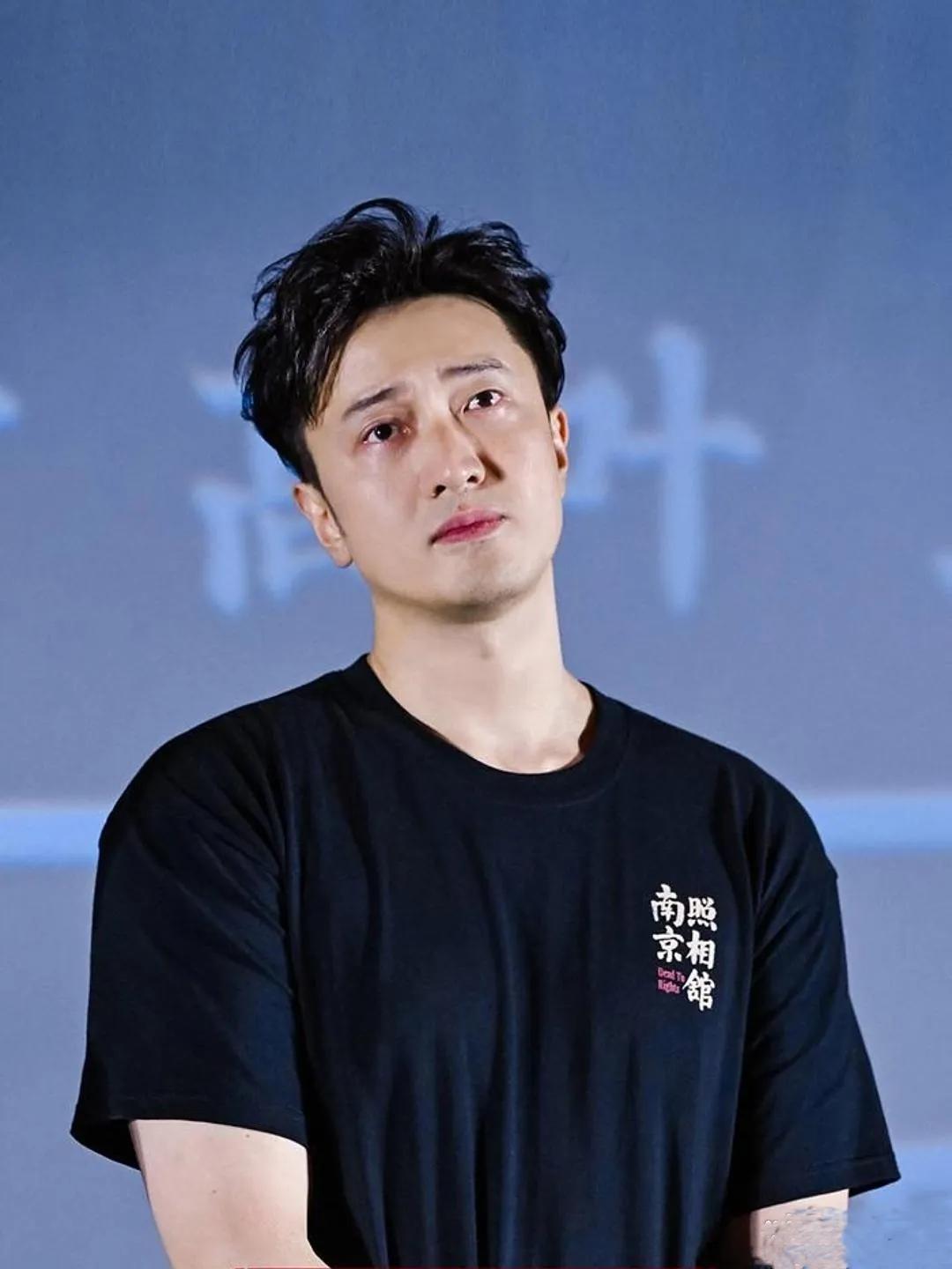 今日热聊王传君泪洒片场！

《南京照相馆》拍摄中喊出“我不要当汉奸”

王传君演