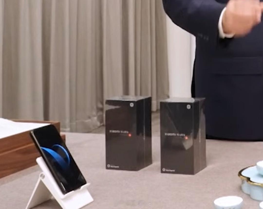 小米15 Ultra作为国礼送给韩国，亮屏幕的那个是小米去年生产的旗舰手机，用的