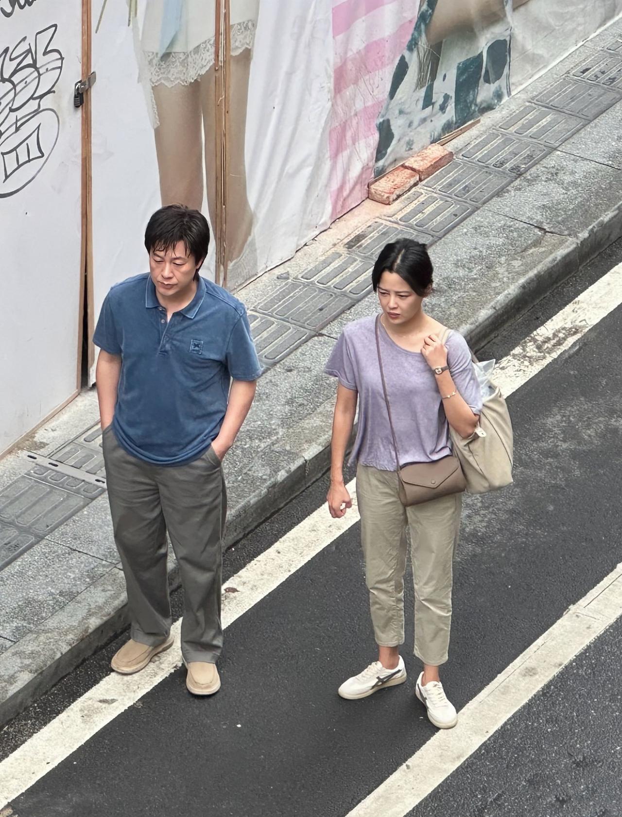 张颂文与辛芷蕾的旧照，两人在片场拍电影《日挂中天》时的画面。

2024年8月1