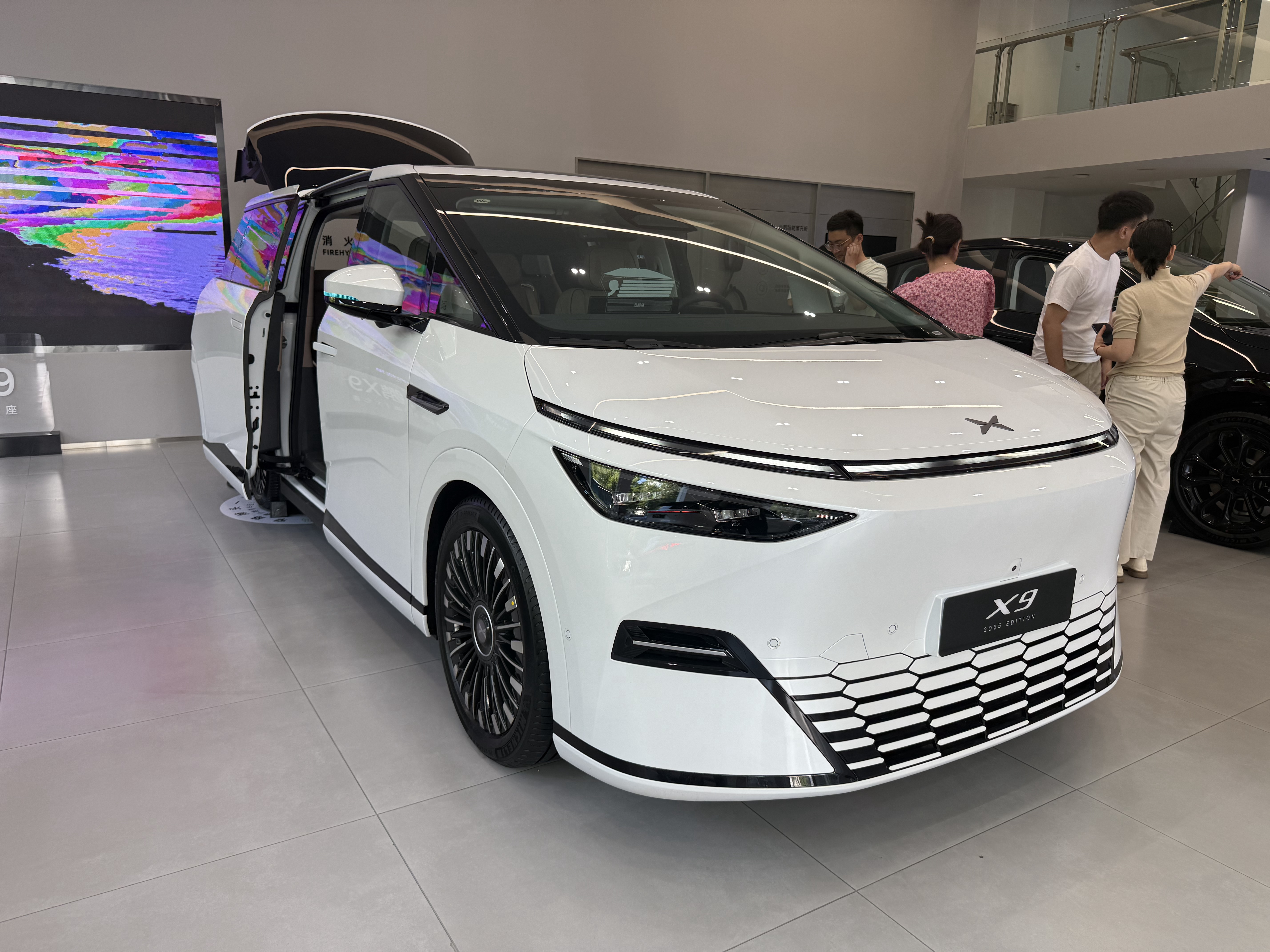 上午去小鹏用户中心给我的 MONA M03 白嫖洗了个车，又体验了一下新款小鹏X