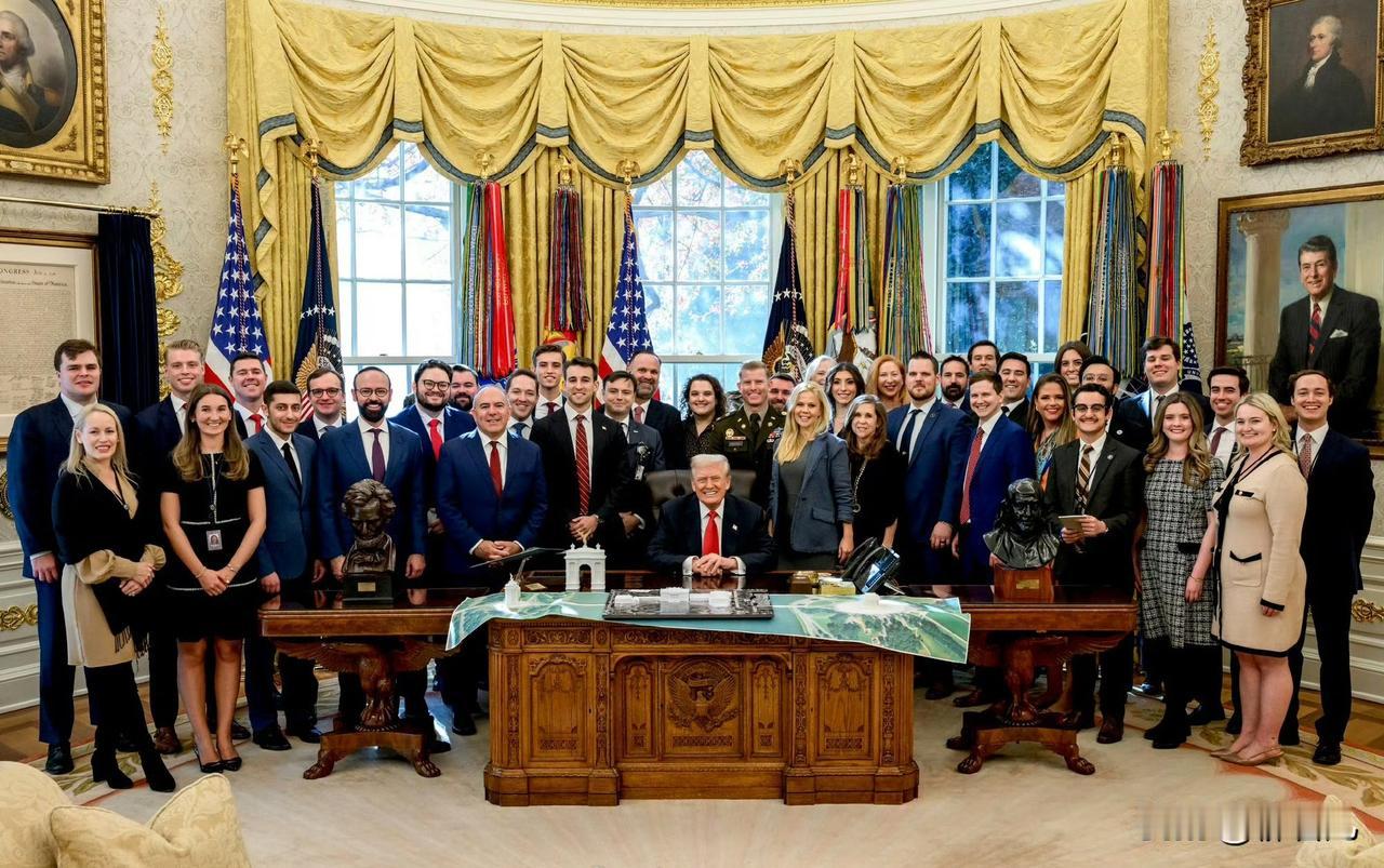特朗普和白宫总统人事办公室员工合影