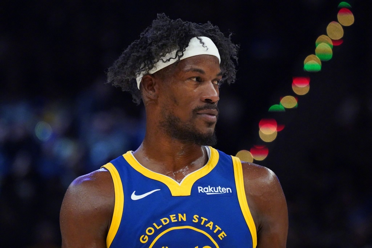 Shams：勇士前锋巴特勒右膝前交叉韧带撕裂，赛季报销。NBA常规赛，勇士在主场