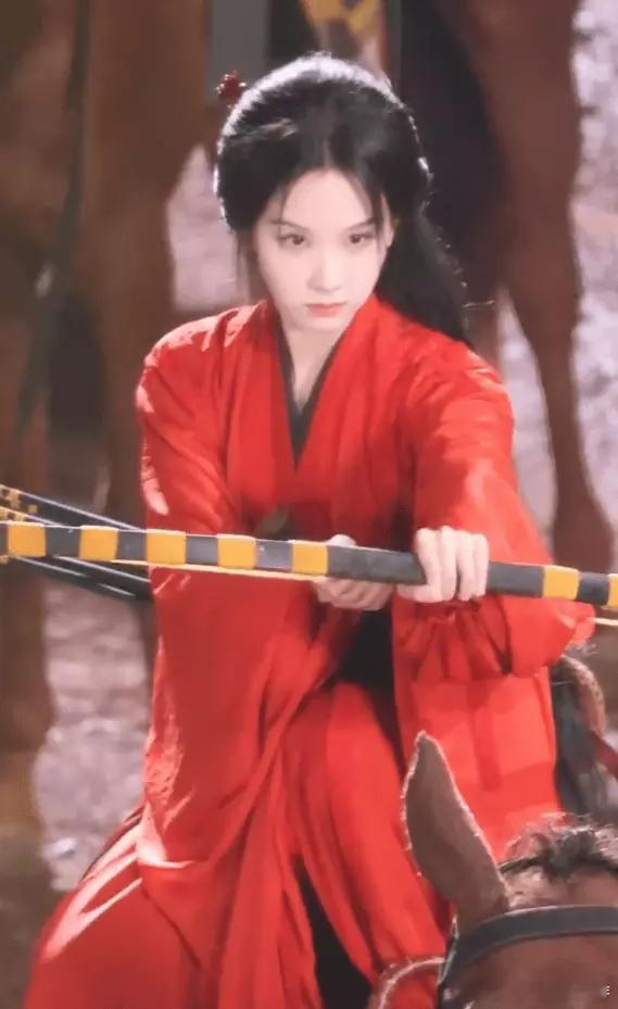 分享娱乐[超话]分享娱乐 陈都灵一身红衣飒爽帅气 ，双手拉弓箭眼神锐利 ​​​