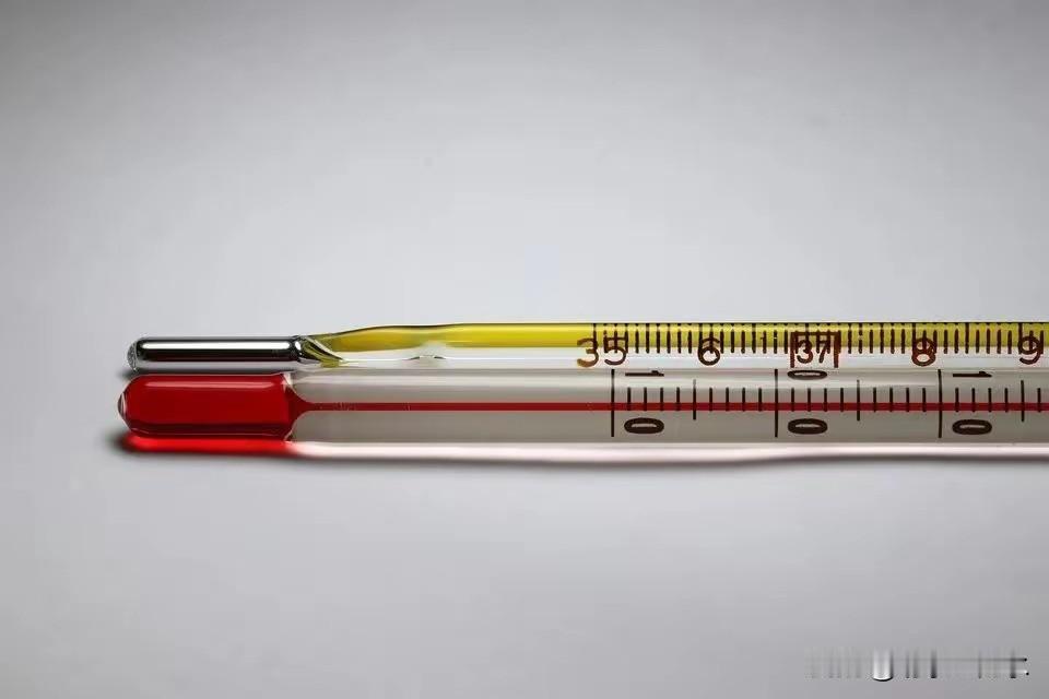 我们的正常体温不再是37℃，而是比37℃低一点点的36.6℃。
这个数字的下降可