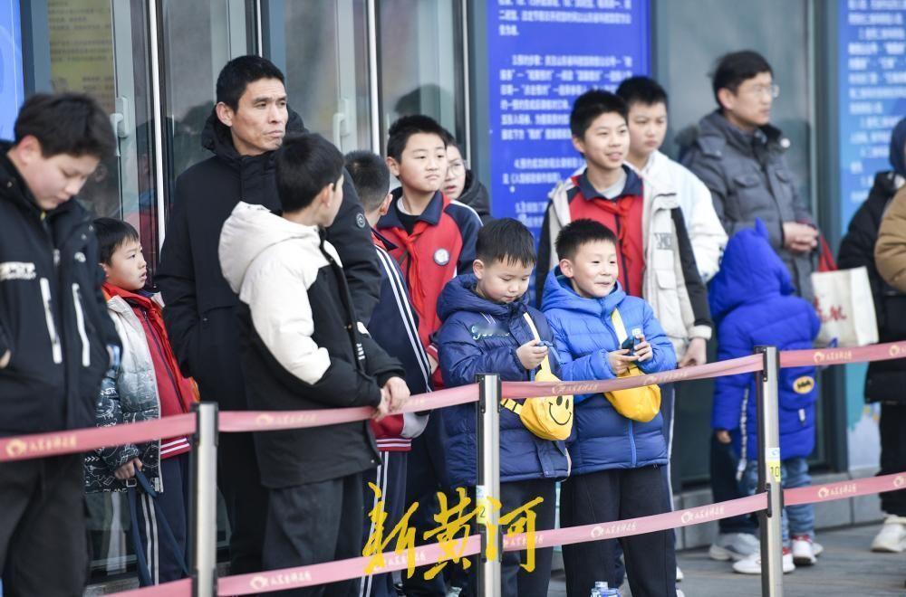 进入寒假，山东科技馆新馆门口又排起了长队！进入寒假，位于济南西客站片区的山东省科