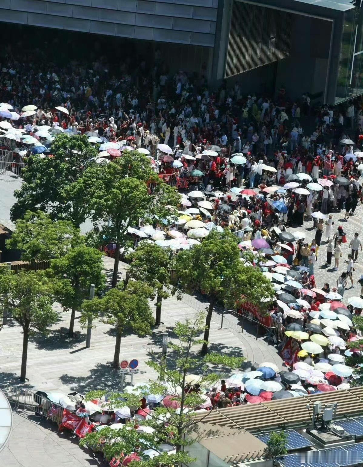 肖战来培养死士了肖战这是干嘛啊，去香港参加个活动，把人家附近便利店的矿泉水都快搬