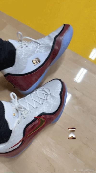 詹姆斯晒了一个沙漏⏳的表情，复出倒计时了？