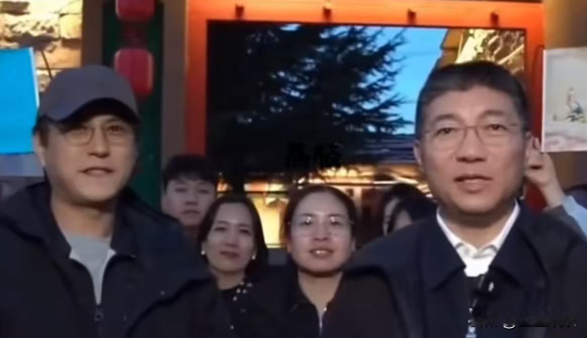 拦住他。
郝戎院长的手正伸进牛皮纸袋。
这是二十年前，中戏排练厅的下午。
站在他