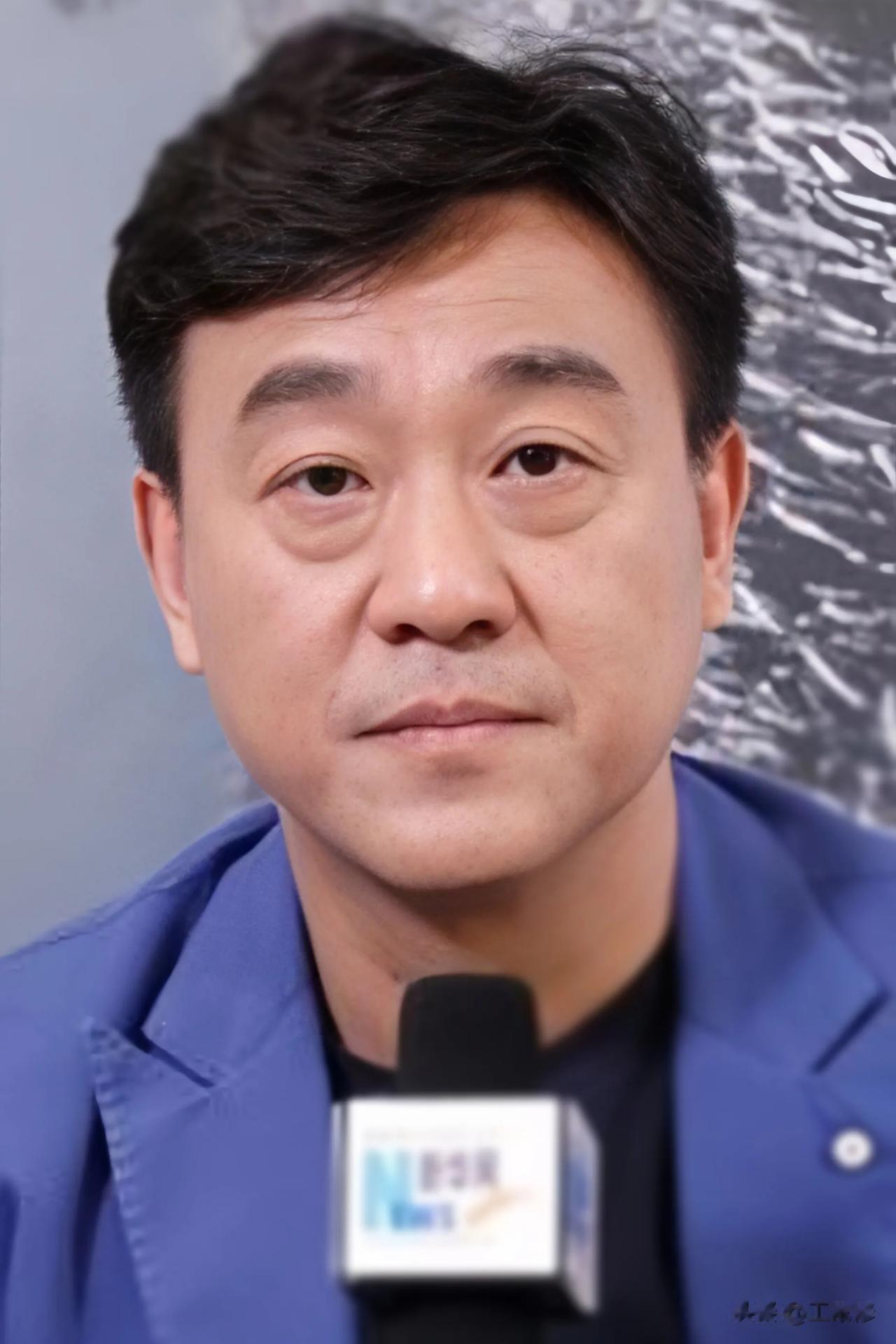 那年，何冰报考中央戏剧学院，走进报名现场，何冰说:“看到身边的同学，我都尴尬到了