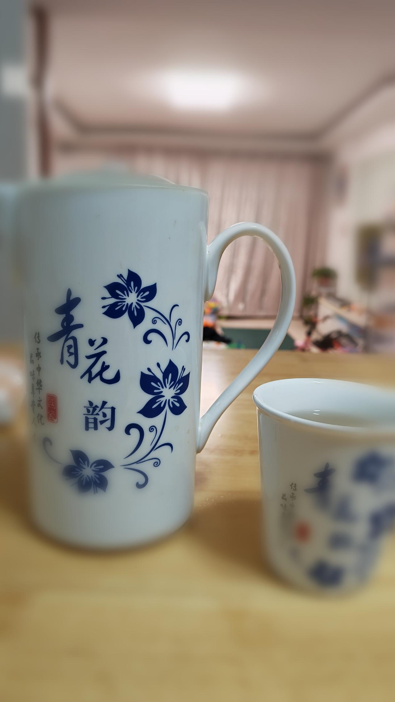 青花瓷杯盛着白茶，茶汤清浅，茶香悠悠。指尖触到瓷壁的微凉，鼻尖绕着白茶的鲜爽，窗