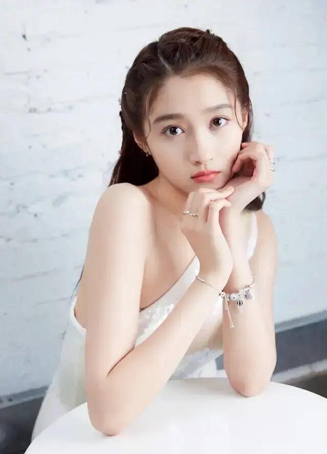 关晓彤28岁生日照原来他们两个是一天生日啊？！今天刚知道㊗️生日快乐～美女美～帅