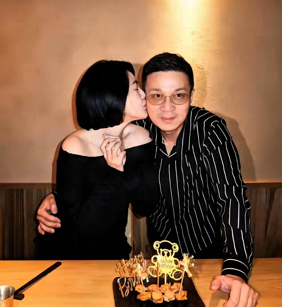 很多人以为许雅钧生来就是豪门贵公子，真实家世却和想象相差甚远。
 
长久以来，外