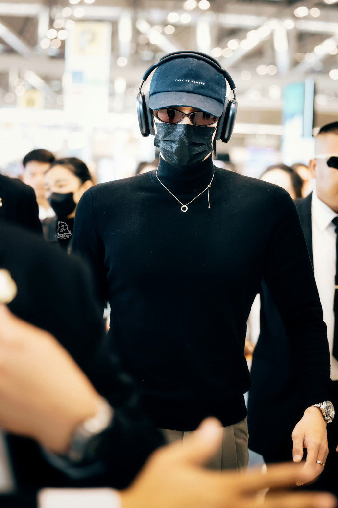 于适直角肩届最严厉的父亲 于适今日回国路透，直角肩线条直接拉满！宽肩窄腰，比例绝