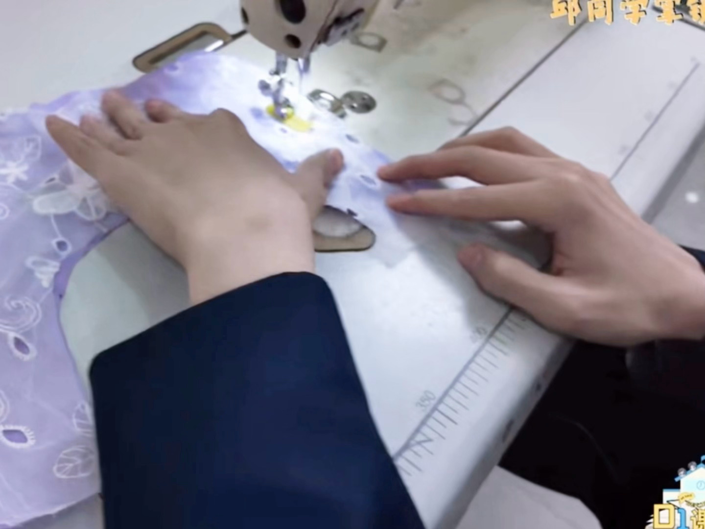 真好贤惠，把我们家小仙女送去服装厂踩缝纫机吧，最美厂里一支花来了[鲜花] ​​​