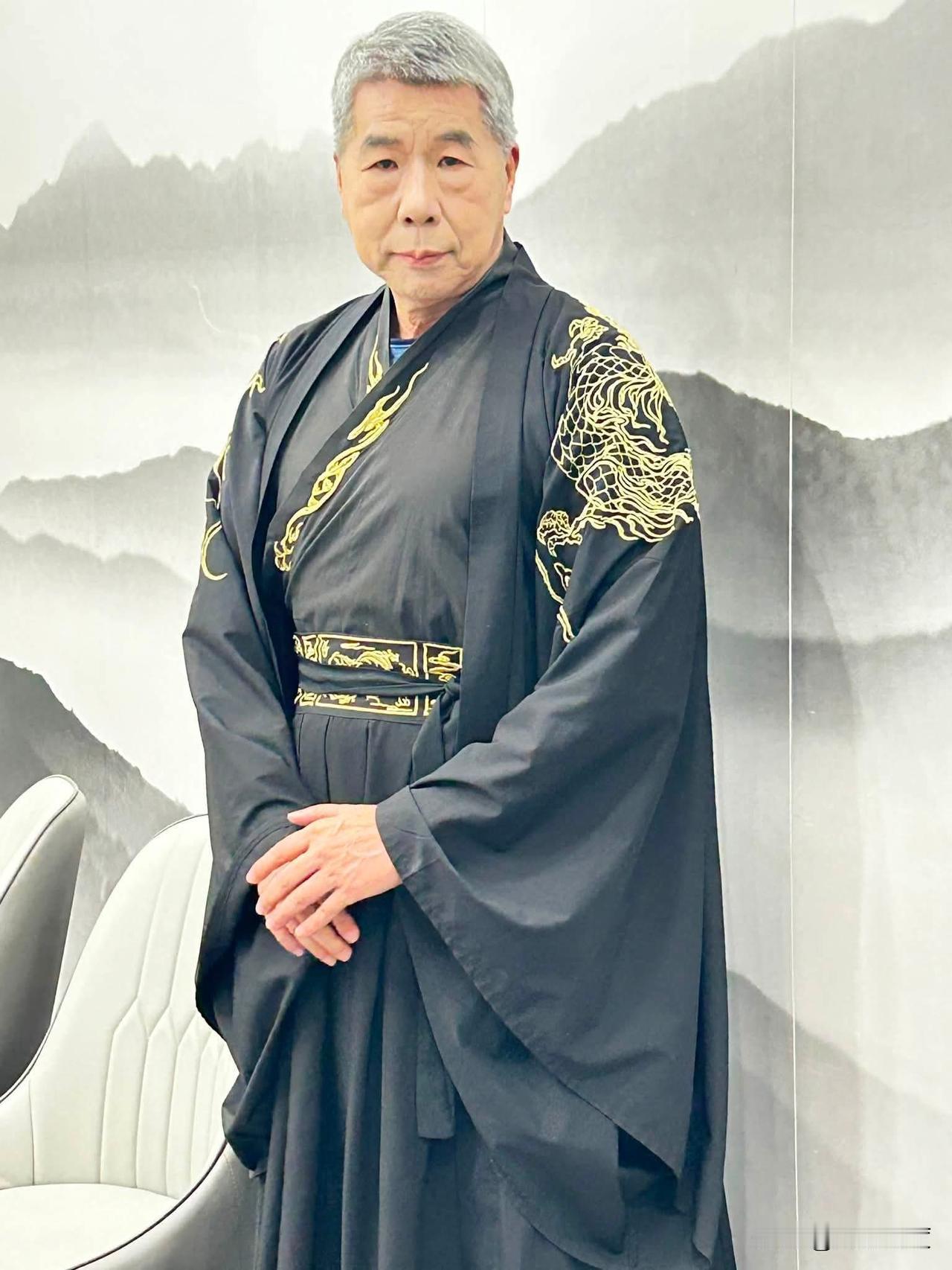 张亚中今天PO出多张本人及多位伙伴穿唐装的照片。这是张亚中应邀参加“我与唐装有个